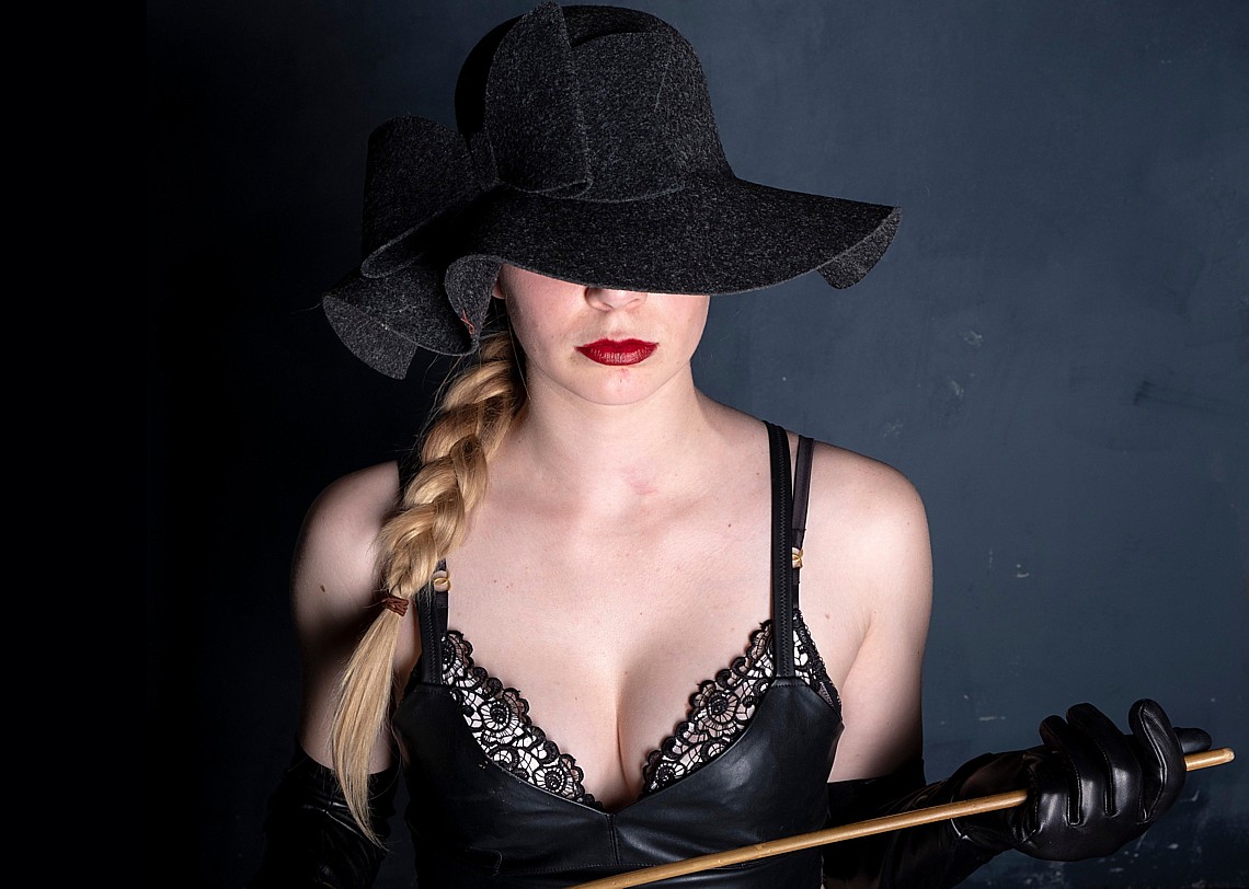 De jonge én ervaren Meesteres Nina Rose Meesteres Nina Rose