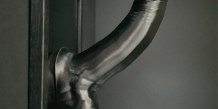 Ero Art: er hangt een lul in de gang!