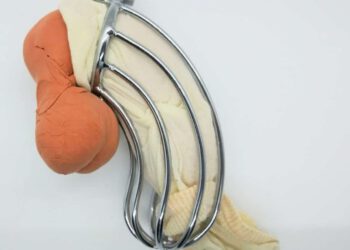 De aangepaste sokmethode om een kuisheidskooi aan te doen…