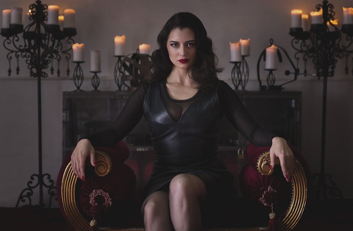 Meesteres Bella Lugosi, kniel, buig, val voor de Godin Ziehier, de Meesteres Bella Lugosi