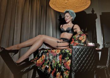 Topescort Dita (Amsterdam) biedt ook Dominatrixdiensten
