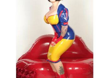 Fetisj-escort en kaviaarMeesteres Noa Navaro naar NL in de zomer!