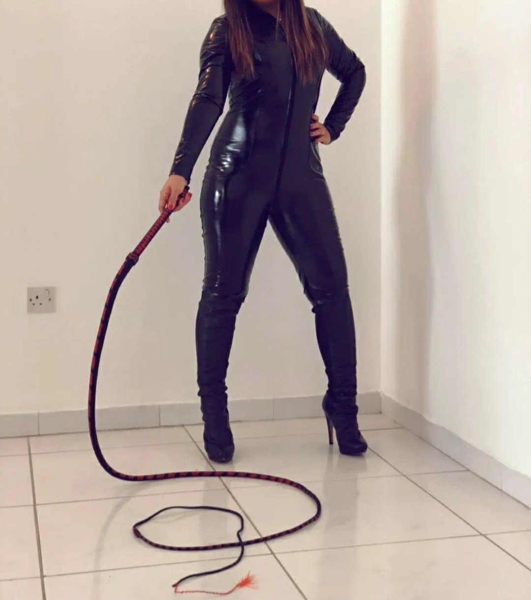 Meesteres Lady Wella met een single-tail Meesteres Lady Wella