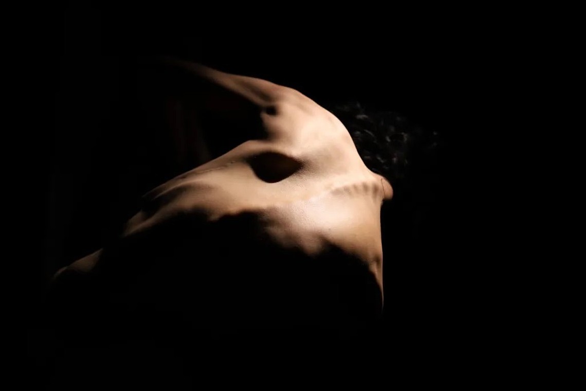 Naaktfotograaf FF Erotica Studio met Angie Lust's rug Naaktfotograaf FF Erotica Studio