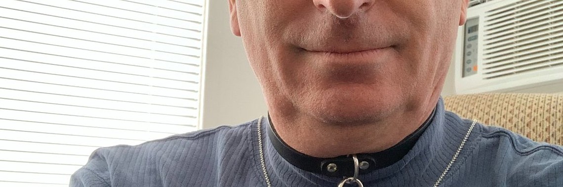 Superslaaf en -kinkster Chris Bacos' zijn halve gezicht Superslaaf en superkinkster Chris Bacos