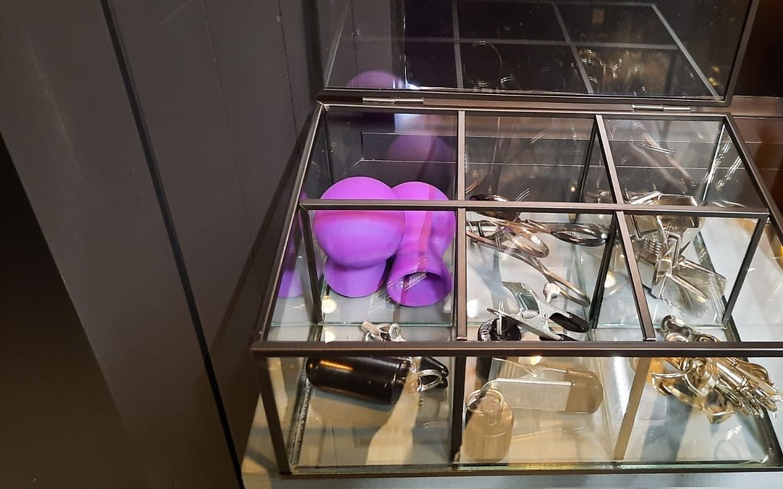 De SM-kamer bij Salon Privé, een snoepwinkeltje... SM-kamer bij Salon Privé