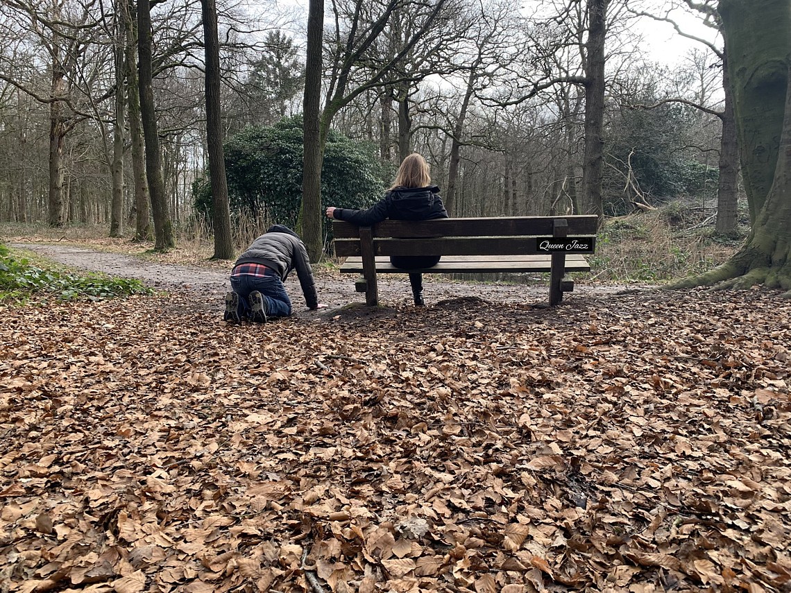 Column Queen Jazz | mijmerend met een slaaf op de grond aan haar zijde over haar geboren Meesteressenschap Column Queen Jazz