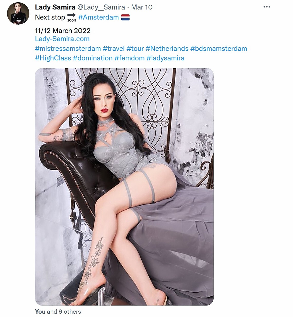 Domina Lady Samira en haar melding dat ze een dag later in Amsterdam ontvangt. Domina Lady Samira