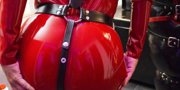 Dagvullend! De wereld van NL’se rubberfetisjisten: Rubberstel.nl