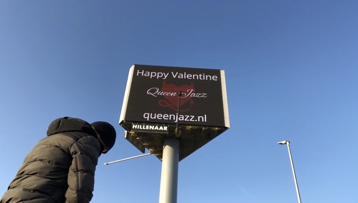 Slaaf Henrik knielend op het moment dat zijn boodschap aan zijn Meesteres voor iedereen is te zien slaaf Henrick