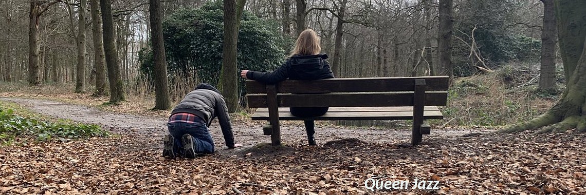 Slaaf Henrik met z'n Meesteres Queen Jazz in het bos slaaf Henrik