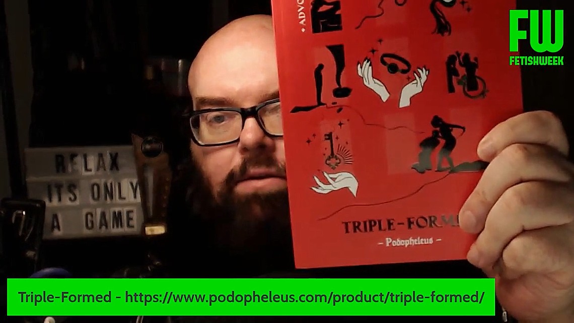 De bekende (Dominant) Dirk Hooper prijst het boek Triple-Formed aan van (de onderdanige) auteur Podopheleus Boek Triple-Formed