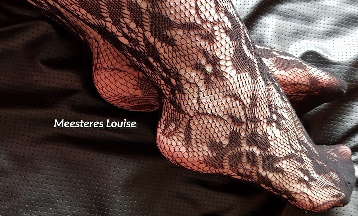 De te aanbidden voeten van Meesteres Louise, óók tijdens jullie Age Play ... Meesteres Age Play