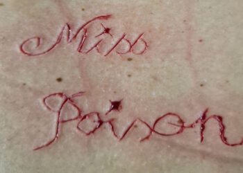 Hoe de Vlaamse Miss Poison met haar slaven omgaat…