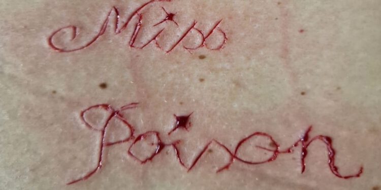 Hoe de Vlaamse Miss Poison met haar slaven omgaat…