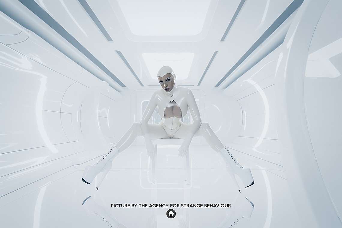 Miss Lucydoor haar partner en fotograaf van The Agency For Strange Behaviour Agency For Strange Behaviour