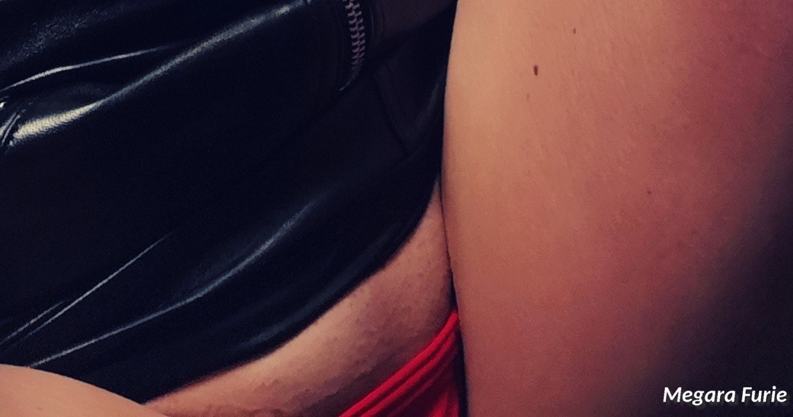 Droom je over het onderlijf van mevrouw Furie? Dreams come true als je met haar op vakantie gaat! vakantie Furie