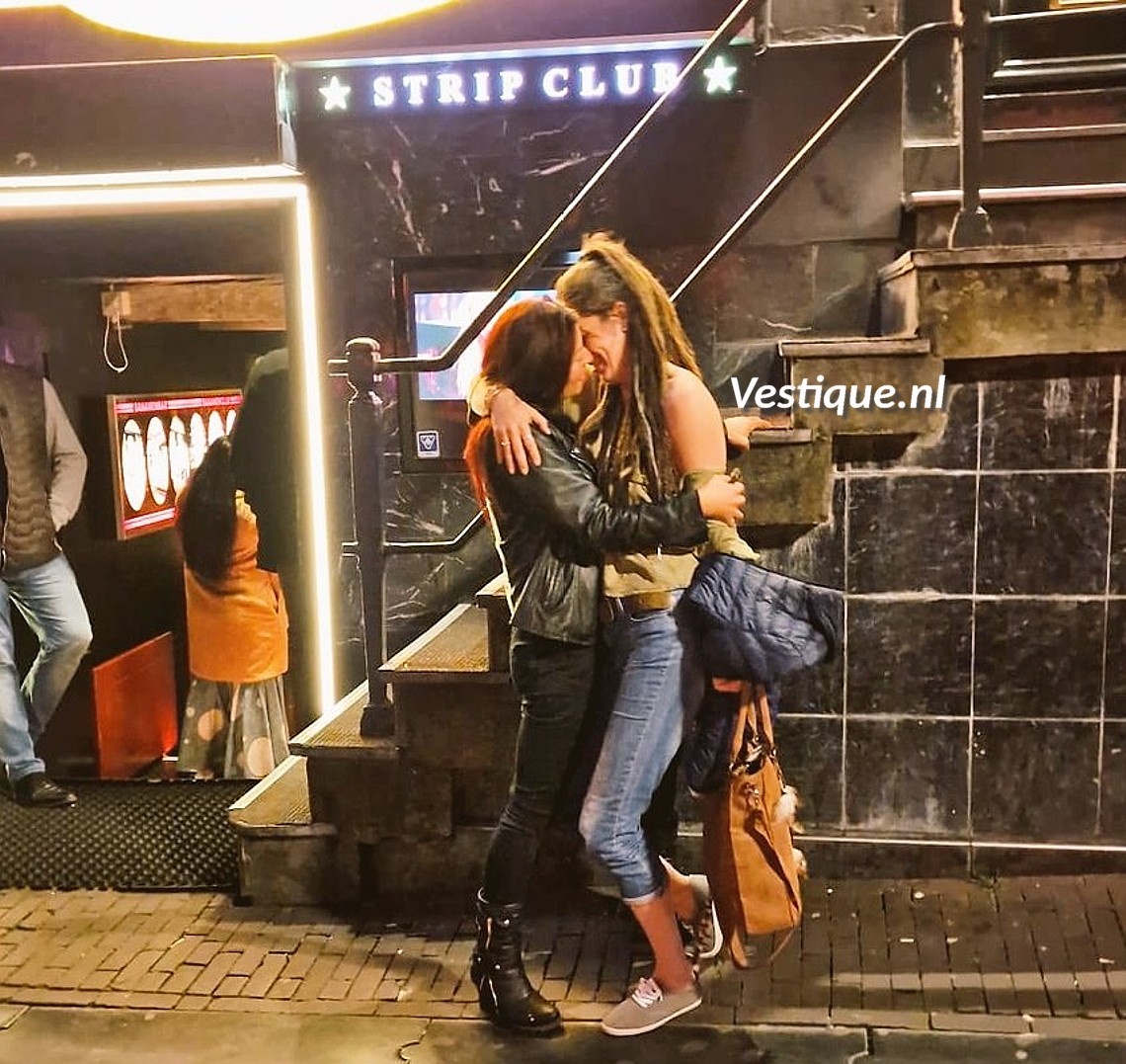 De leraressen van Meesteressen bij Vestique - Meesteres Vesta (l.) en Meesteres Mystique - na een lange dag van opleiding en straf Opleiding Vestique