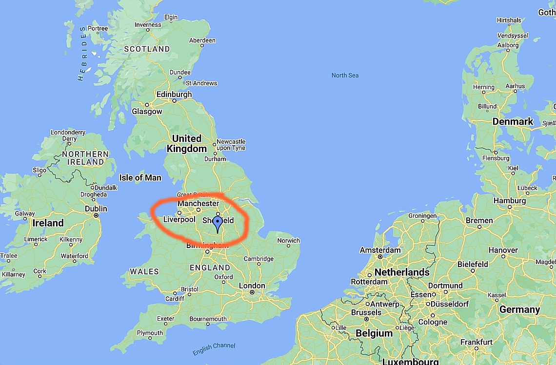 Het centrum van Mistress Vivienne l'Amour's fetisj-imperium ligt in Derby fetisj-imperium