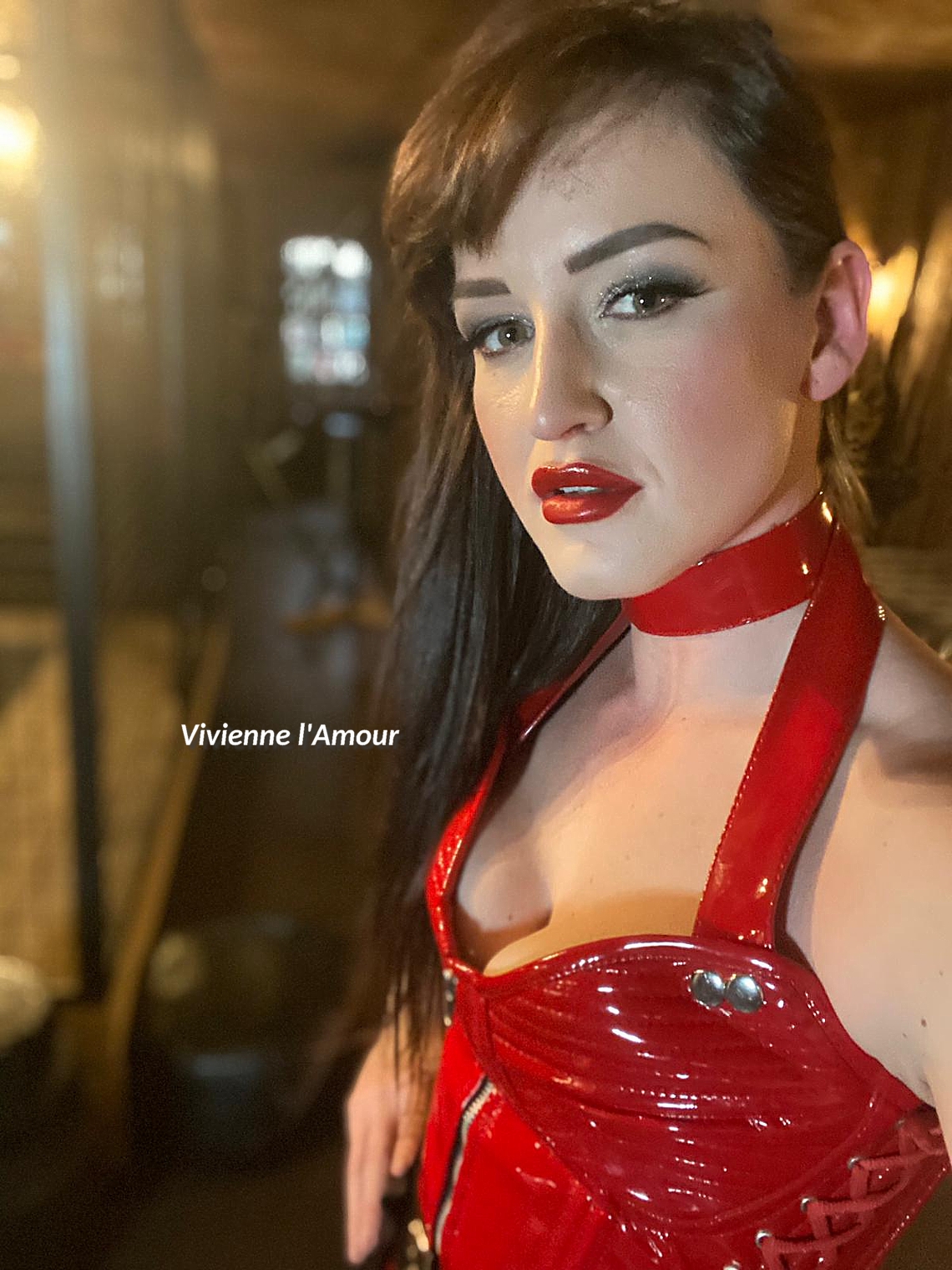 Meesteres Vivienne l'Amour, zo jong en toch al jaren aan het hoofd van een fetisj-imperium fetisj-imperium