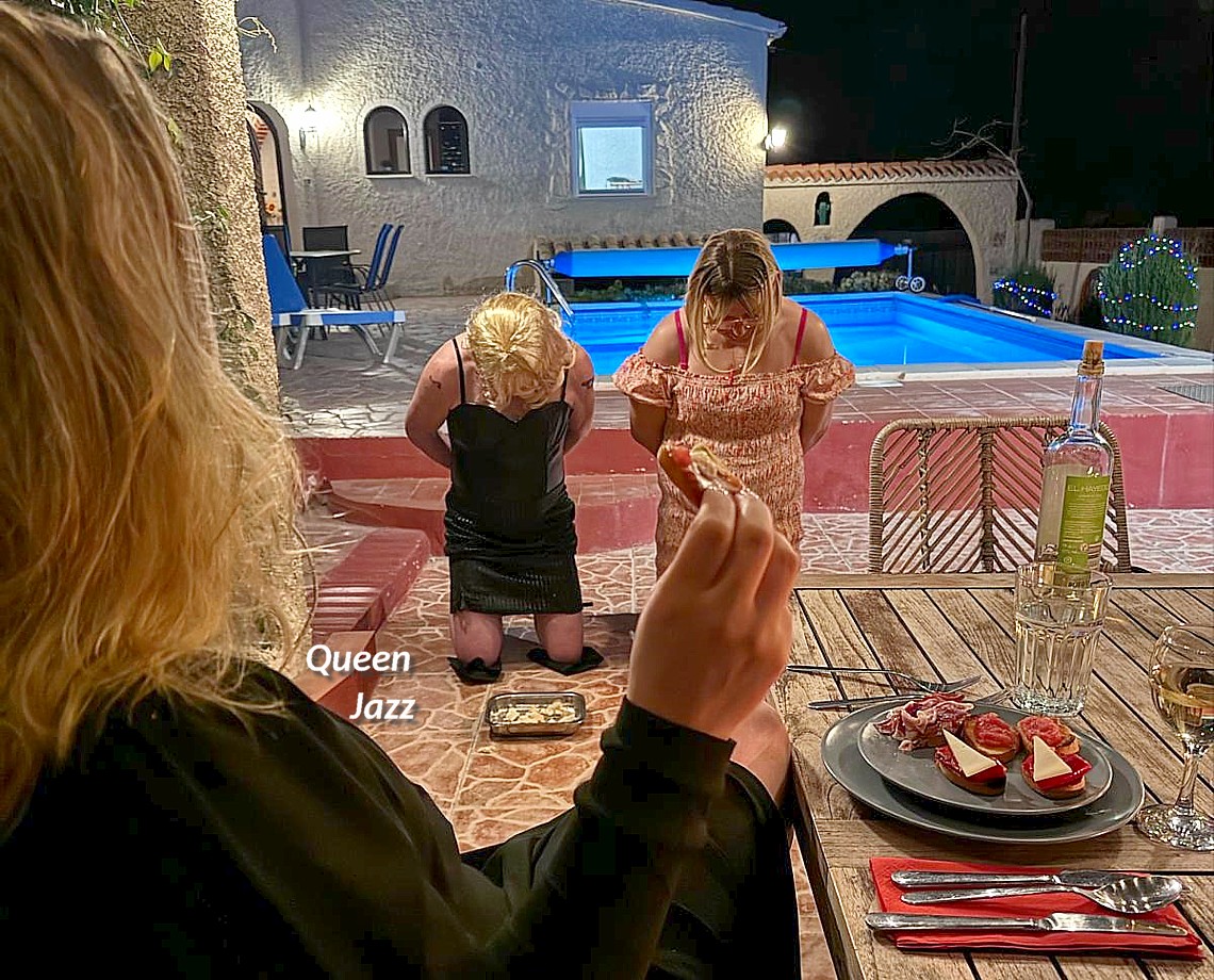 Ook de avonden van Queen Jazz' slavenvakantie bevatten veel vertier. Voor haar... slavenvakantie