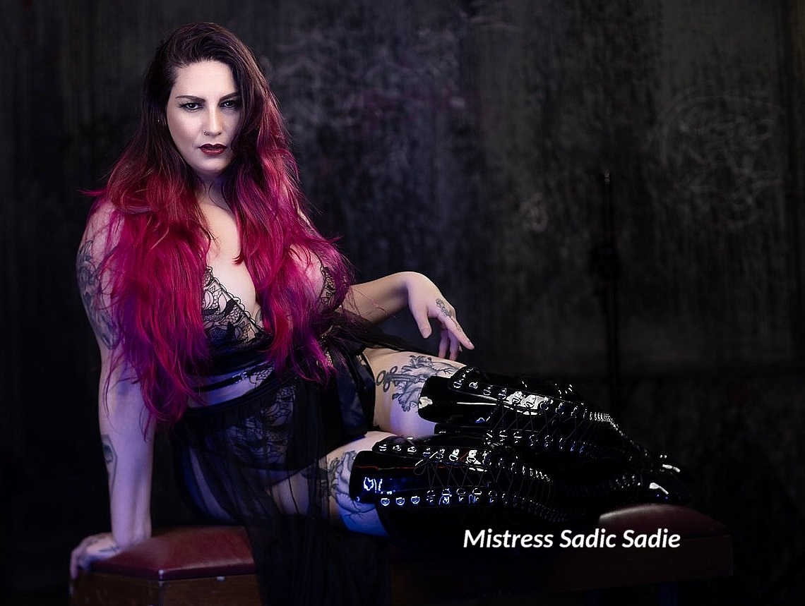Mistress Sadic Sadie zoals je niet zal zien als je haar latexsessies ondergaat. latexsessies