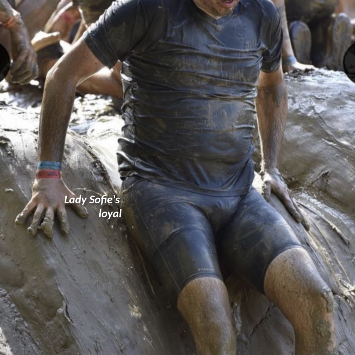 Lady Sofie's loyal tijdens een sportieve challenge. Zijn kuisheidskooi moest aan blijven. Lady Sofie