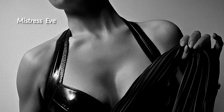 Wat dénkt Mistress Eve als jij naakt voor haar staat?