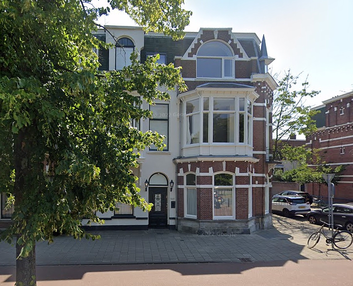 Casa Cherda, de voorkant. Ook de gastvrouw komt zo binnen. gastvrouw Casa Cherda