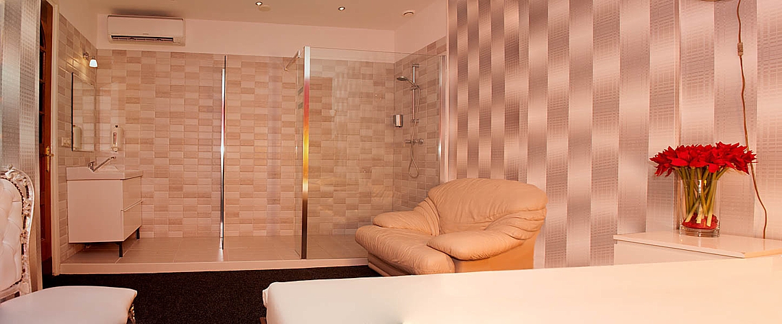 Een van de kamers van Casa Cherda. Als gastvrouw/-heer kan je ook rondleidingen verzorgen. Gastvrouw Casa Cherda