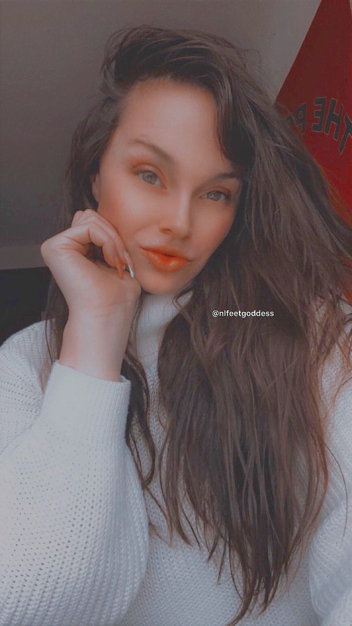 Deze Goddess, Anna, smeert af en toe boterhammen over haar zweetvoeten... Zweetboterhammen