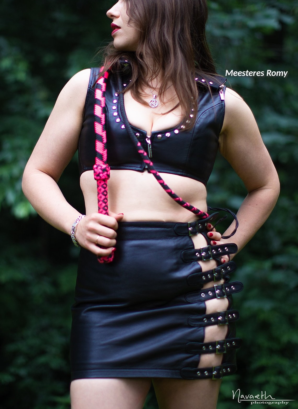 Meesteres Romy houdt van roze bull whips; dat verzacht toch enigszins *KUCH* Meesteres Romy