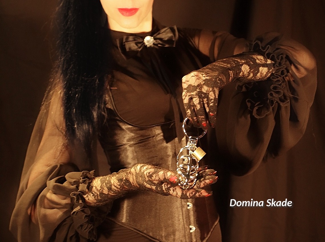 Domina Skade toont een van de pikkooien die zij ook uitgeeft... skade amsterdam