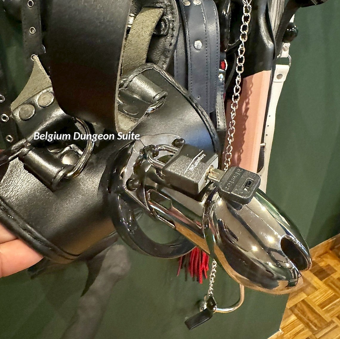 Zelfs kuisheidskooien vind je in in the Belgium Dungeon Suite Belgium Dungeon Suite