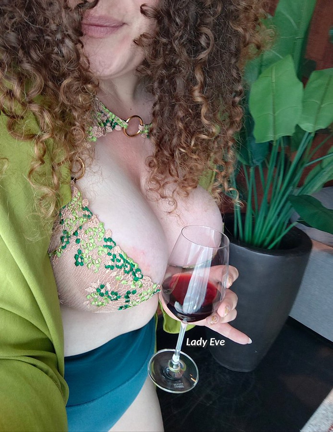 Decolletékunst, Lady Eve maakt er sowieso iets moois van decolletékunst