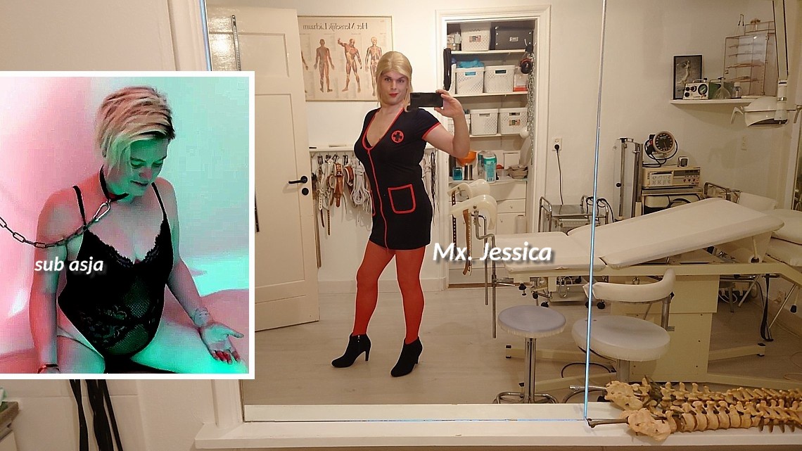 Mx. Jessica in haar medical ruimte en masochiste asja voor de workshop die de transMeesteres aanbiedt. workshop asja