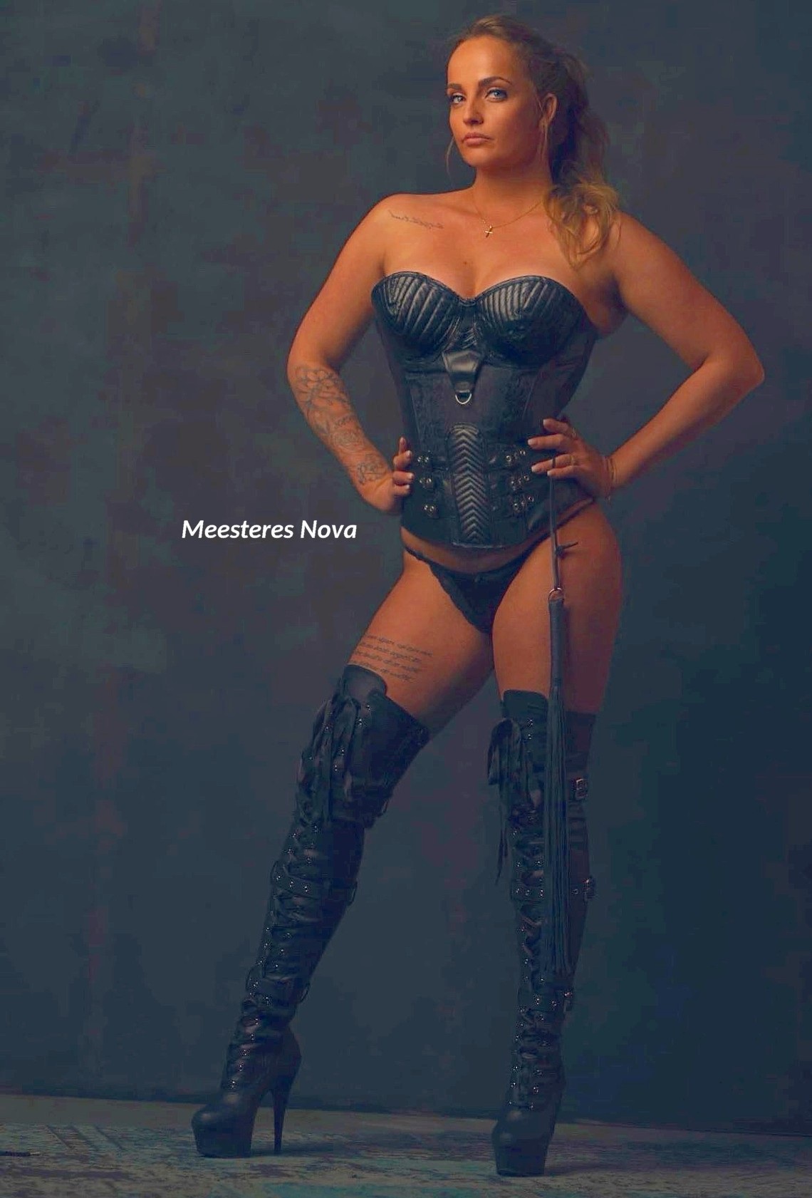 Meesteres Nova ten voeten uit en herkenbaar; aanleiding om het inerview te versnellen. Meesteres Nova interview