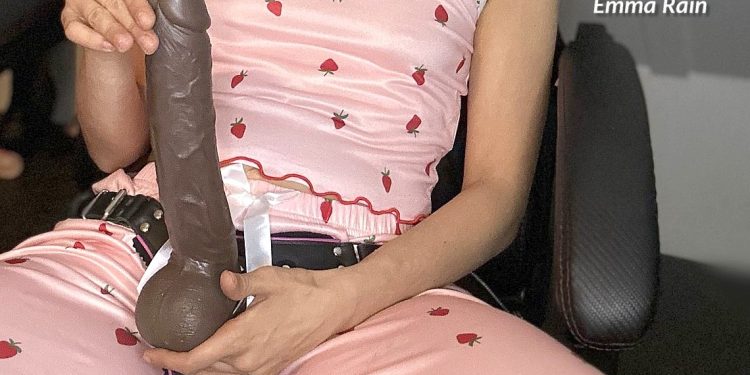 ♩ ♪ ♬ Here comes Goddess Emma Rain! ♪