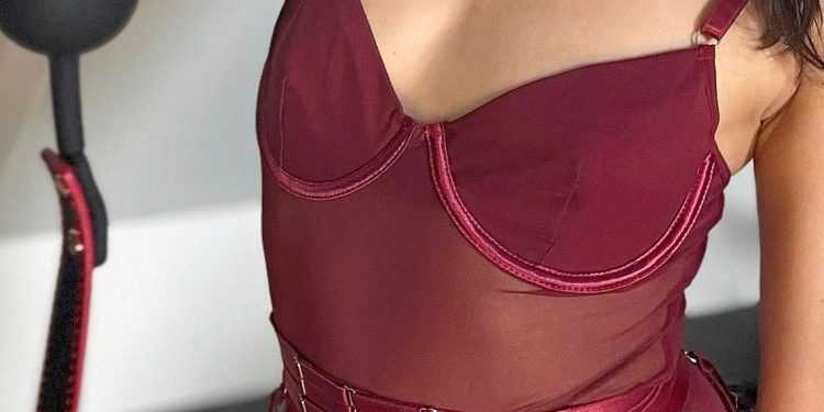 ♩ ♪ ♬ Here comes Goddess Emma Rain! ♪