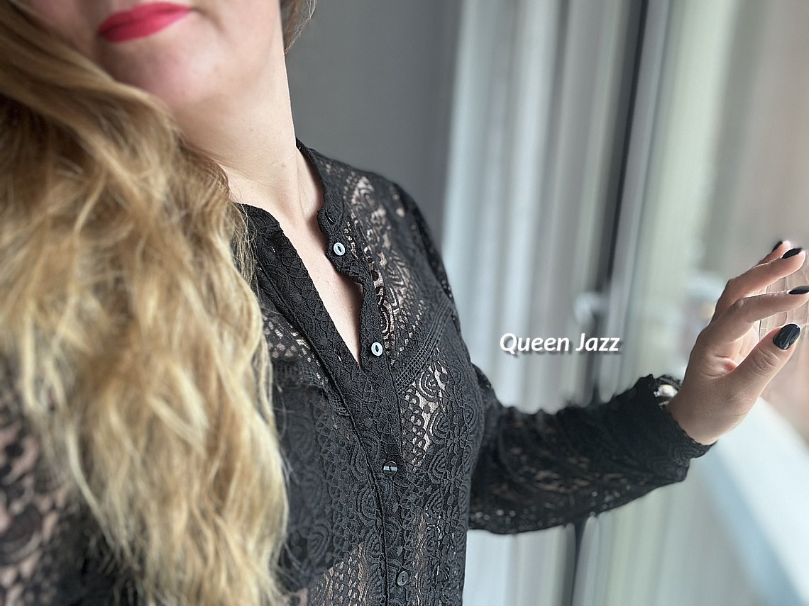 Queen Jazz houdt van december en deelt "dat gevoel" graag met jou. Queen Jazz december